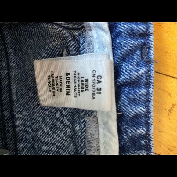 Belted Wide-Legged Jeans - Picture 9 of 10